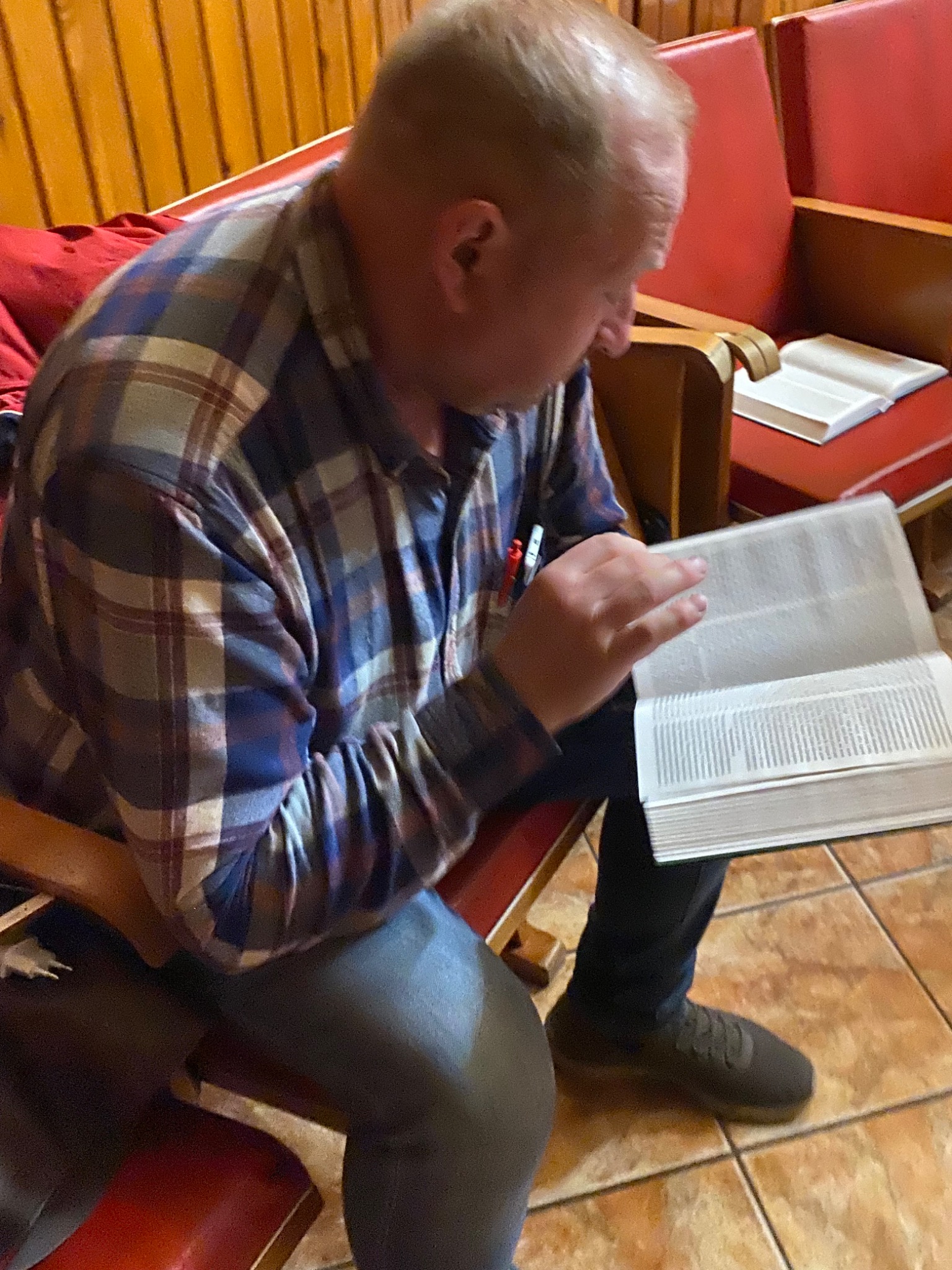 Homem lendo uma Bíblia aberta
